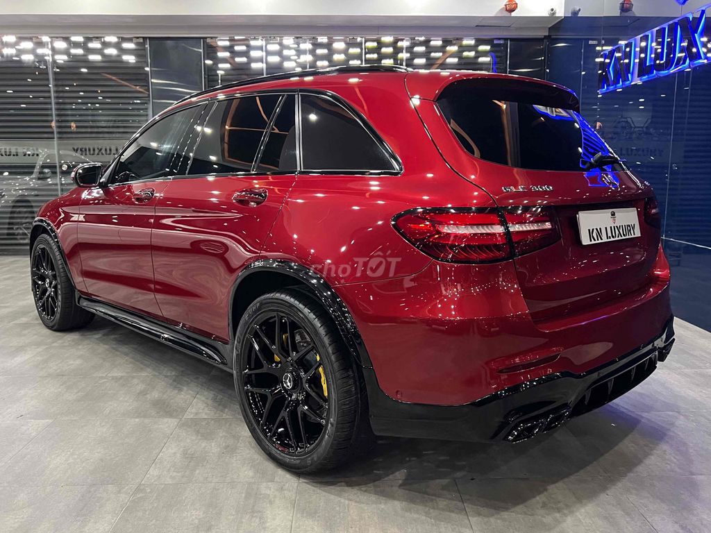 Мерседес GLC300 GLC63s модель 2019 года 56 000 км красный