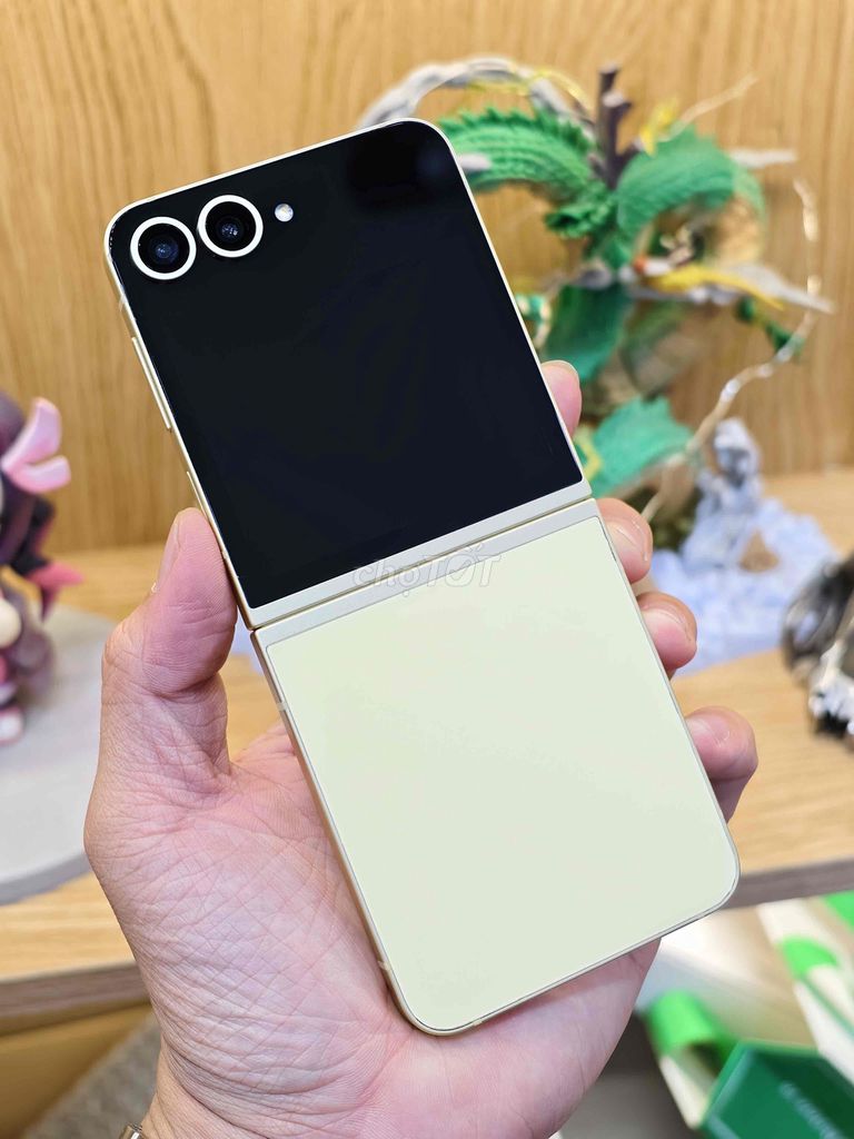 Samsung Z Flip 6 256GB Vàng 99%. Mua bán Điện thoại tại Quận 10 Tp Hồ Chí Minh được đăng bởi Khánh Trần hình 1