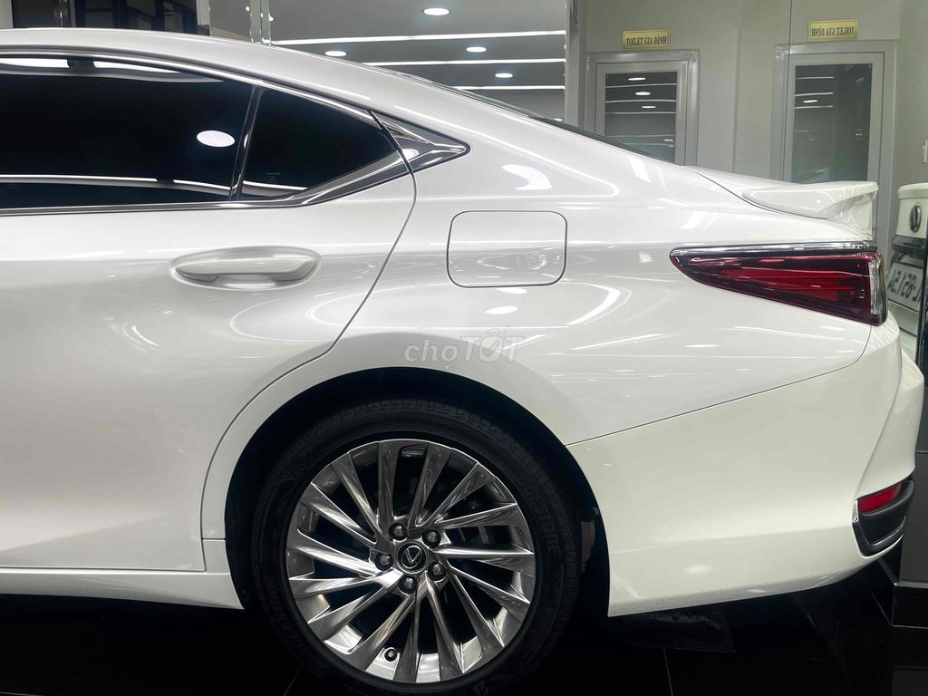 Lexus ES 2023 300h - 20000 km. Mua bán Ô tô tại Quận 1 Tp Hồ Chí Minh được đăng bởi Phan Quốc Lexus hình 6
