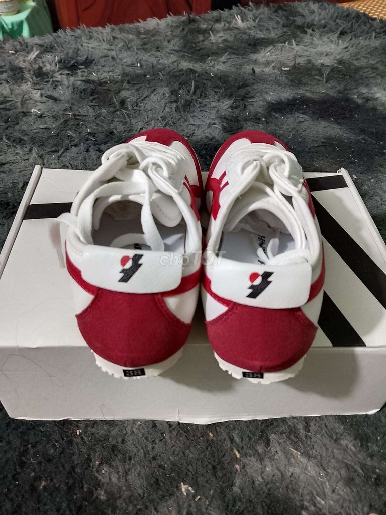 Giày thể thao unisex đỏ trắng bền trẻ trung. Mua bán Giày dép tại Huyện Bến Lức Long An được đăng bởi kelvin nguyễn hình 1