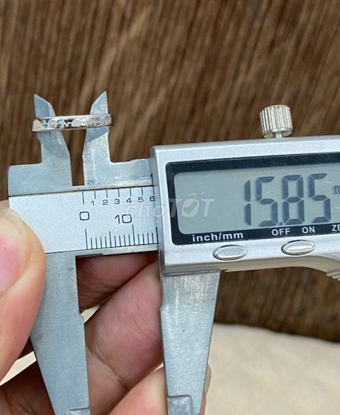 Nhẫn bạc Nữmạvàng trắng,form nhỏ,hoạ tiết tối giản. Mua bán Phụ kiện thời trang khác tại Quận 3 Tp Hồ Chí Minh được đăng bởi Hàng hiệu Secondhand hình 5
