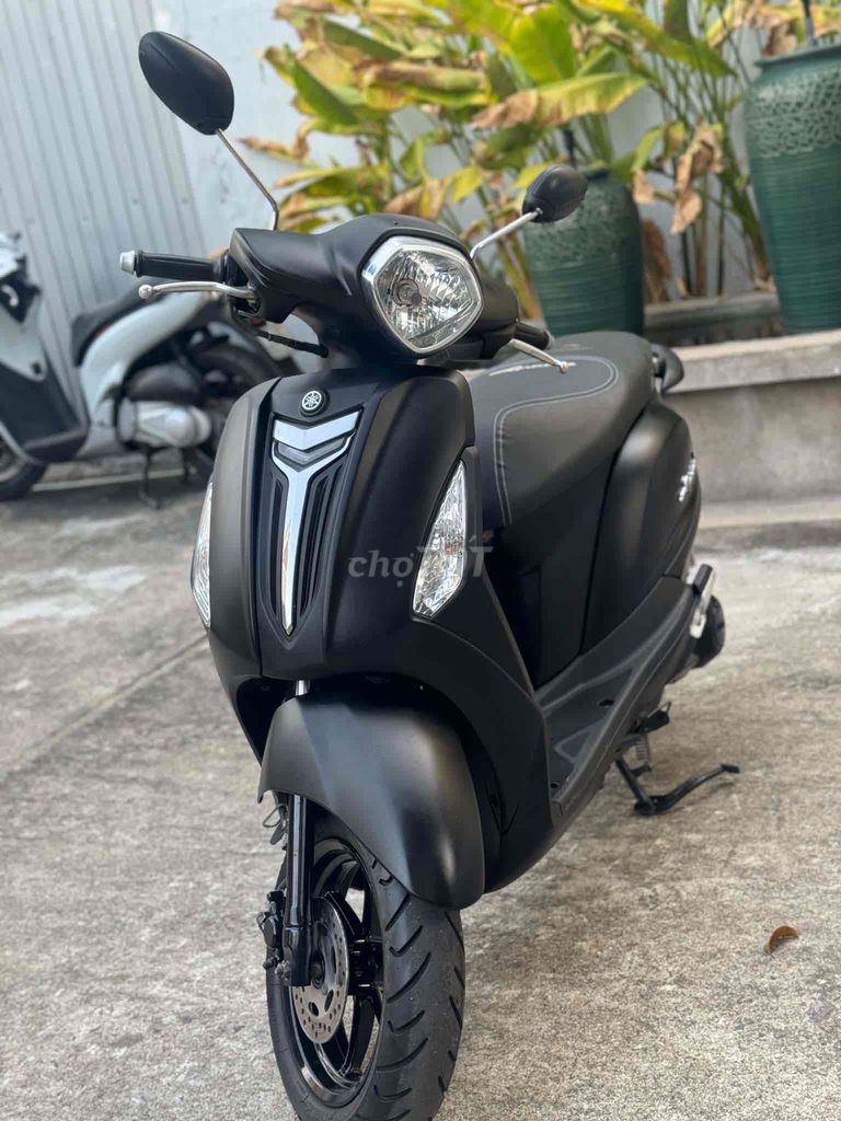 Yamaha Grande Black красивый автомобиль, плавная езда