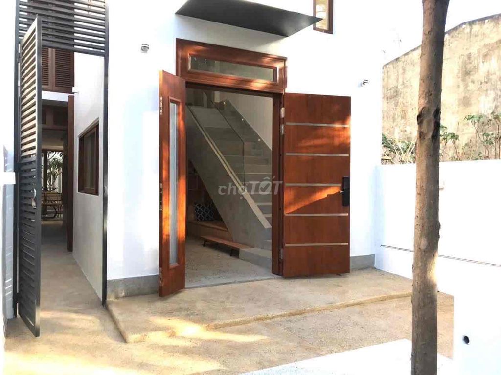 Новый двухэтажный дом с двумя садами в Khuê Mỹ — фото 9
