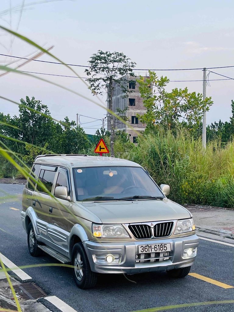 Mitsubishi Jolie 8 мест, золотистый песок