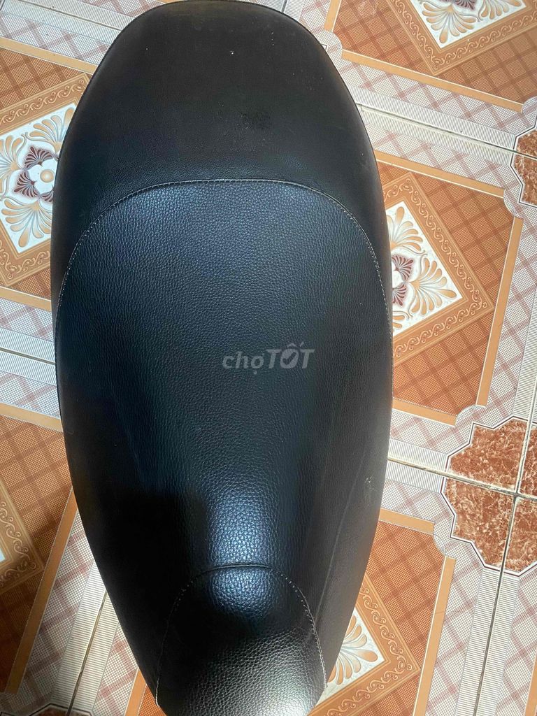 Vỏ yên xe máy Liberty. Mua bán Phụ tùng xe tại Huyện Hải Hậu Nam Định được đăng bởi Dương hình 1