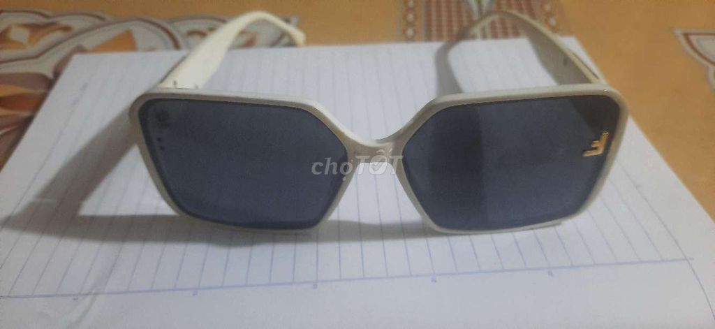 Kính râm unisex Trắng, Đen. Mua bán Phụ kiện thời trang khác tại Quận Lê Chân Hải Phòng được đăng bởi Phí Tiến Đạt hình 1