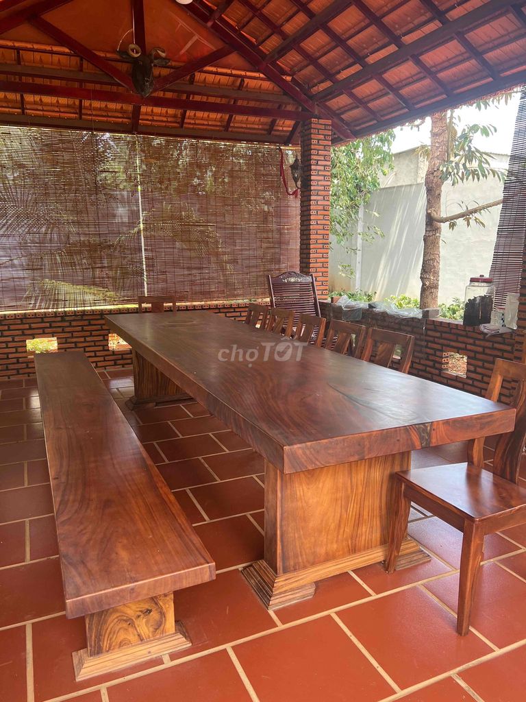 Bàn ăn gỗ nâu nguyên khối bền chắc. Mua bán Bàn ghế tại Thành phố Bà Rịa Bà Rịa - Vũng Tàu được đăng bởi Nguyễn Thị Bích Hoà hình 1