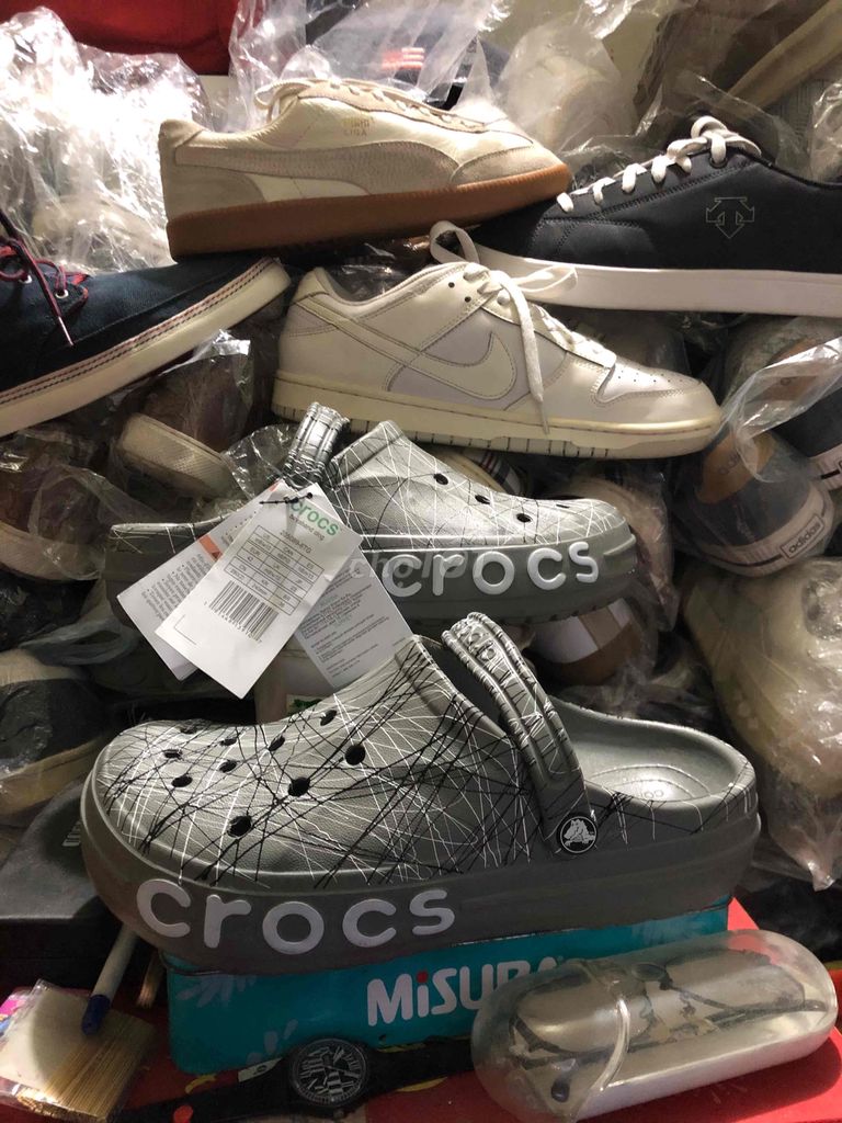 có mấy đôi sục Crocs size 40-42 đi OK