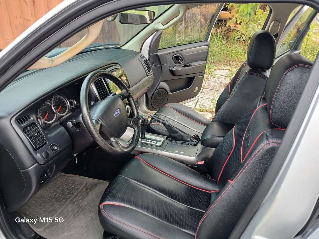 Ford Escape серебристый автомат 5 мест 2013 года