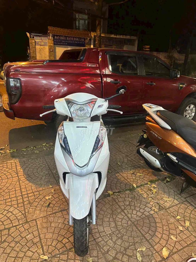honda lead Fi- màu trắng. Mua bán Xe máy tại Thành phố Buôn Ma Thuột Đắk Lắk được đăng bởi cầm đồ nguyễn phương hình 1