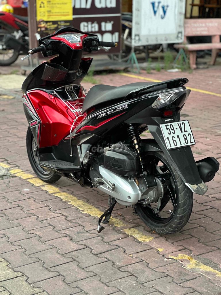 Honda Airblade 125 2015 красно-черный — собственик подписывает документы