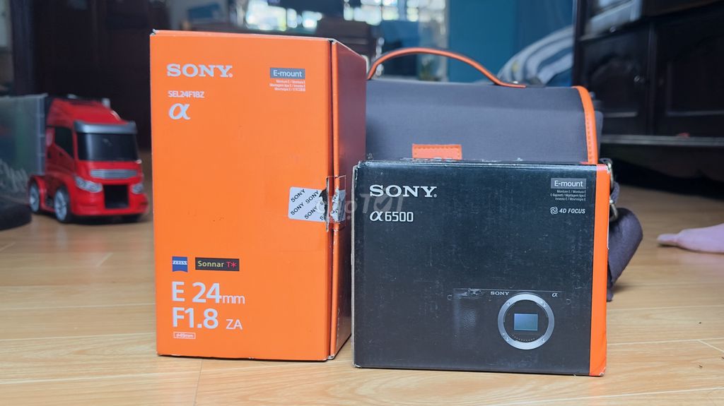 Cần bán combo máy ảnh Sony A6500 + 24-1.8 Zeiss