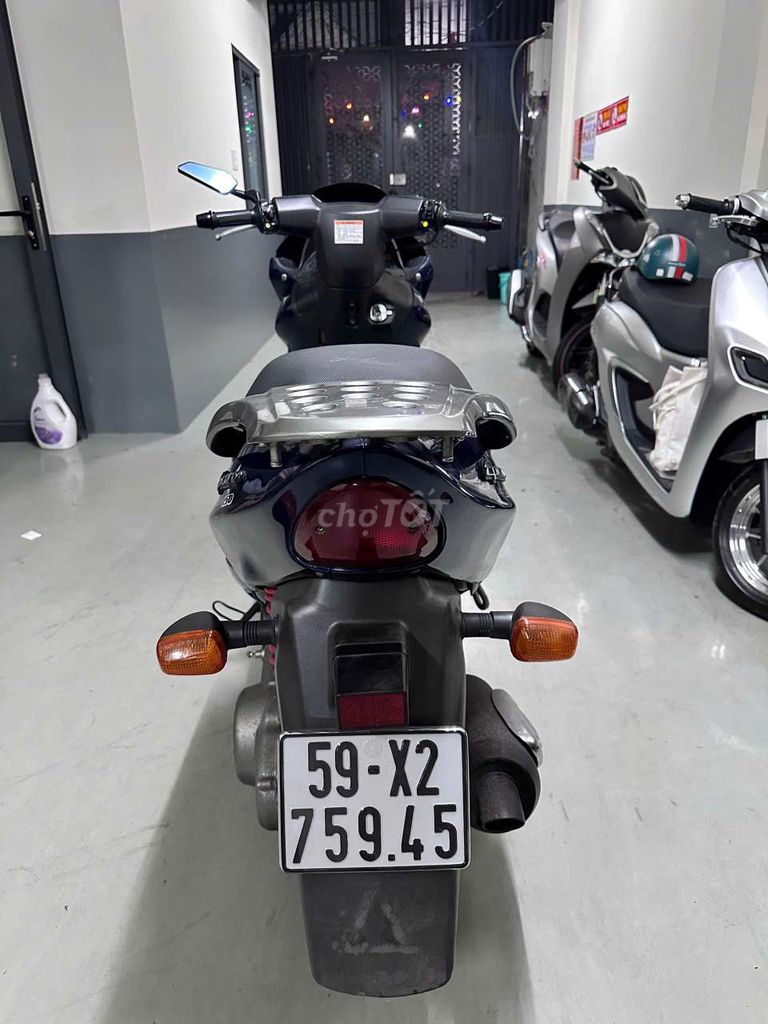 Синий скутер Suzuki Epicuro 150