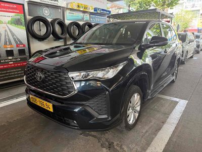 Toyota Innova Cross 2.0V 2025 Xanh Đen