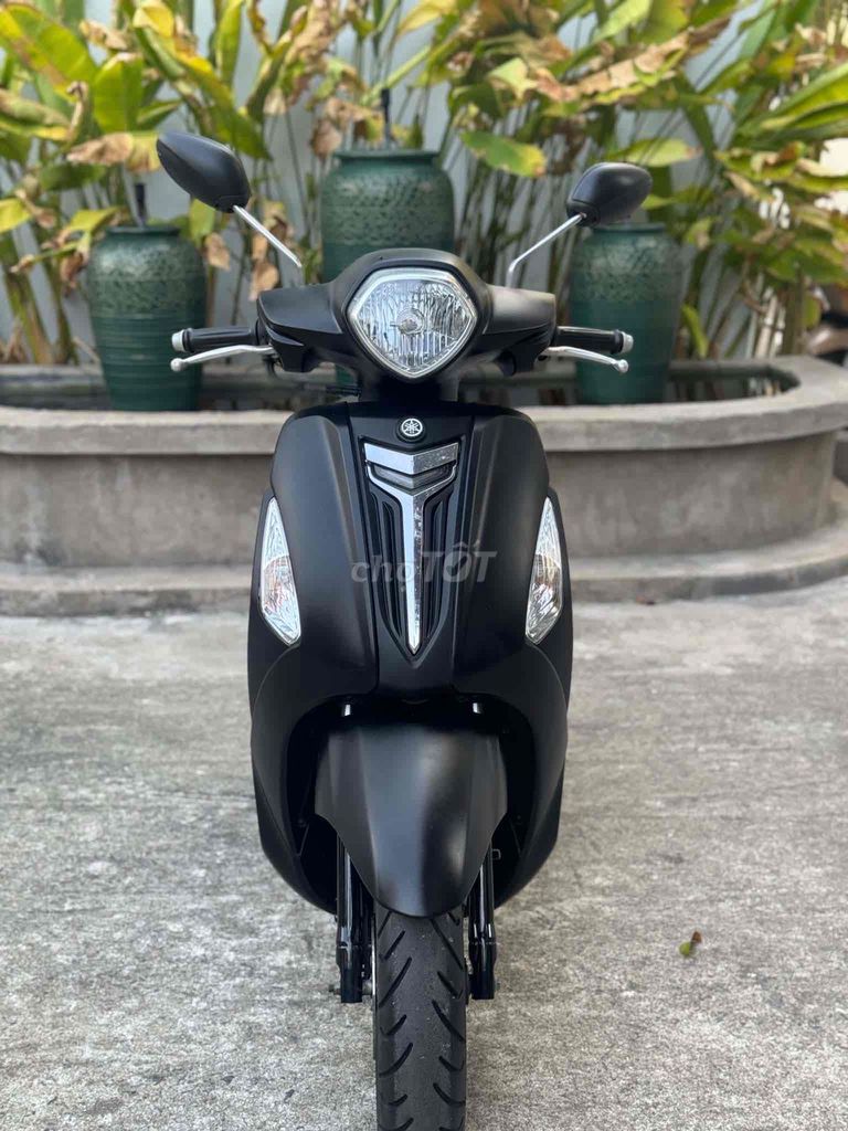 Yamaha Grande Black красивый автомобиль, плавная езда