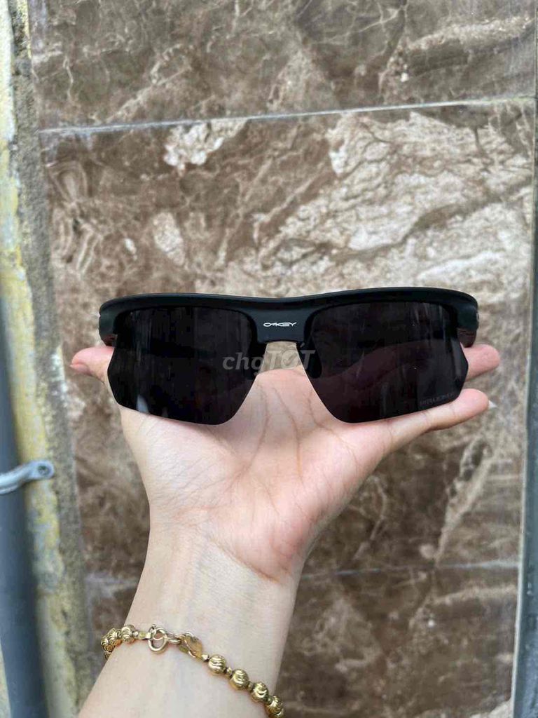 Kính râm thể thao Oakley Đen. Mua bán Phụ kiện thời trang khác tại Thành phố Thuận An Bình Dương được đăng bởi Vy Vy hình 1