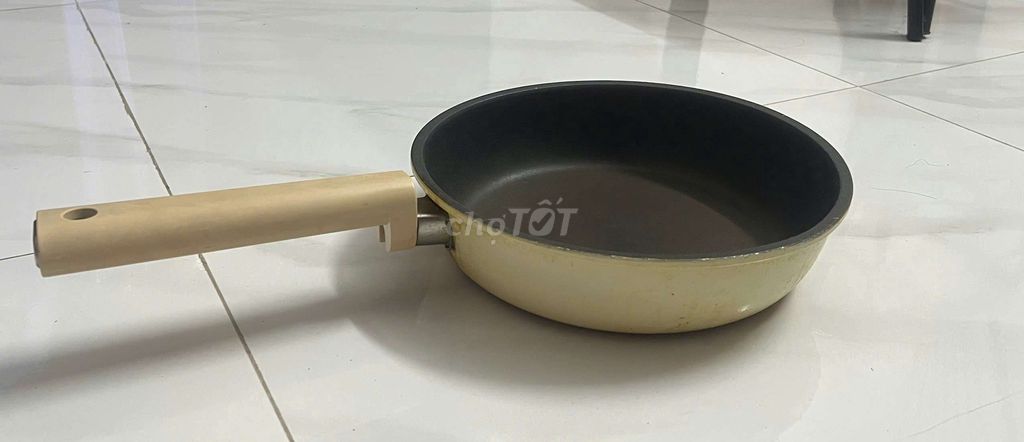 Chảo chống dính Kim loại, gỗ Vàng kem. Mua bán Dụng cụ nhà bếp tại Quận Bắc Từ Liêm Hà Nội được đăng bởi trang đỗ hình 1