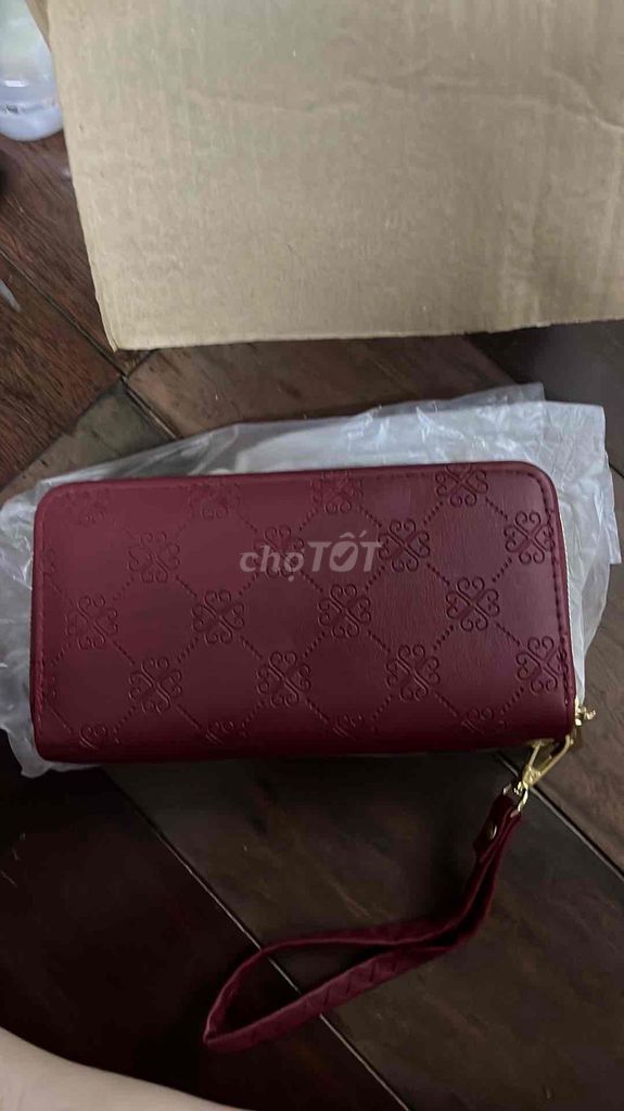 Ví cầm tay Nữ  Đỏ đô. Mua bán Túi xách tại Quận 8 Tp Hồ Chí Minh được đăng bởi Tạ Thị Kim Tiếng  hình 1
