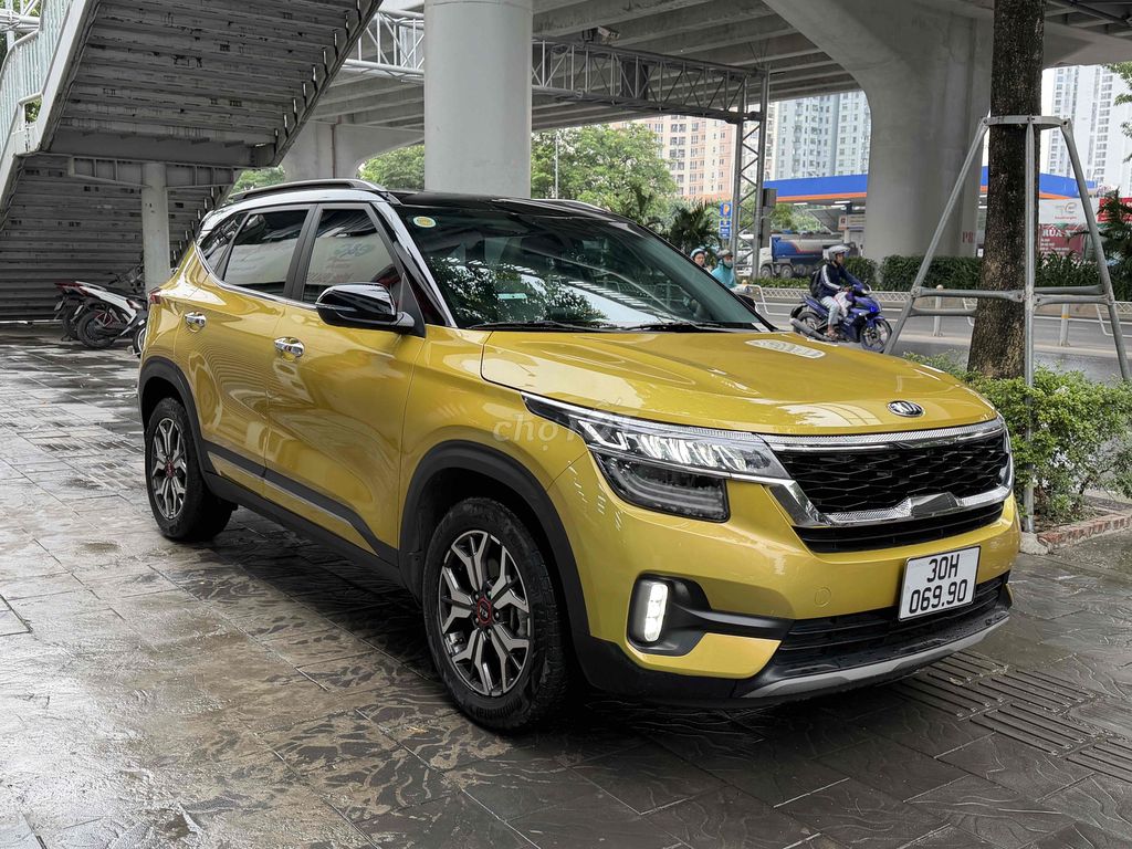 KIA Seltos 1.4 Turbo Premium 2021 Желтый супер новый