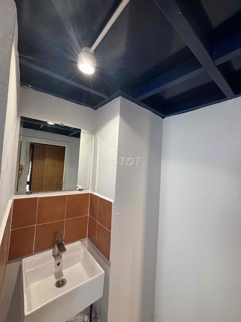 New room with a private balcony steps from the city park — photo 5