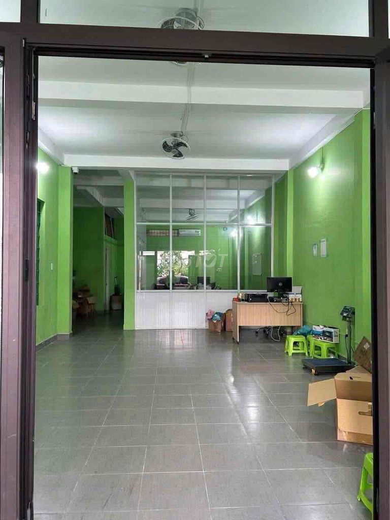 Nhà kiệt ô tô gần sân bay