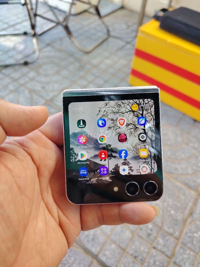 Samsung Z Flip 5 Tím hư màn trong. Mua bán Điện thoại tại Thành phố Thủ Đức Tp Hồ Chí Minh được đăng bởi Triều hình 1