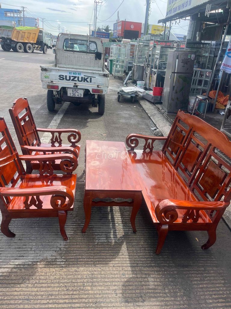Bộ bàn ghế gỗ Nâu đỏ 1.5m. Mua bán Bàn ghế tại Quận Cái Răng Cần Thơ được đăng bởi Đồ củ minh trí hình 1
