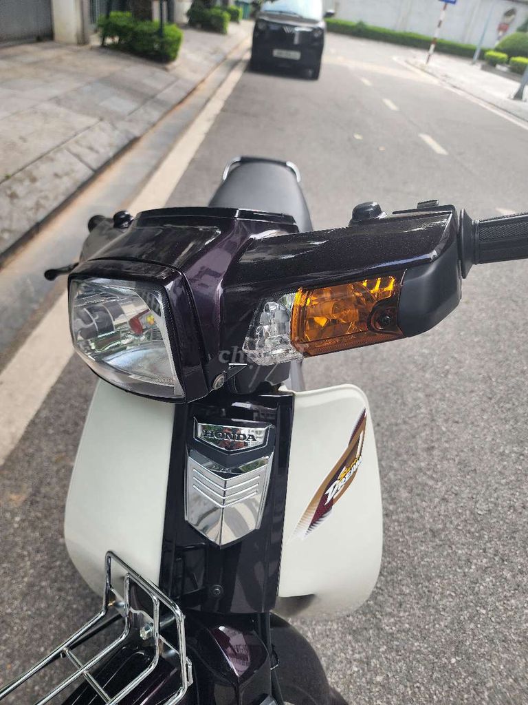 Honda Dream Nâu, Trắng Xe số