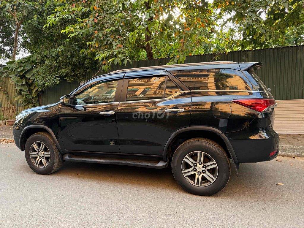 Toyota Fortuner 7 мест черный автомат бензин 90000 км