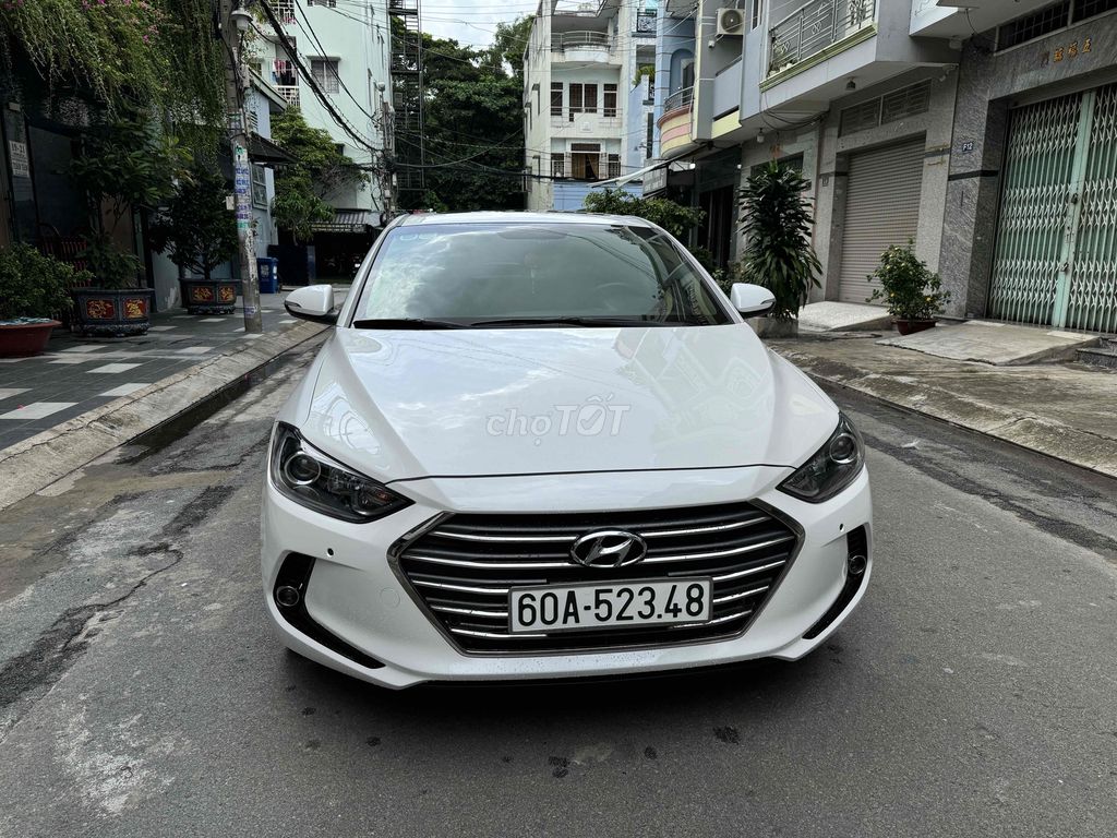 Hyundai Elantra 2.0 AT màu trắng 2018 chính chủ