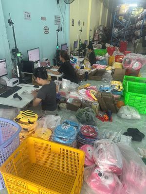TUYỂN NỮ NHÂN VIÊN GÓI HÀNG PHỤ KIỆN TRẺ EM