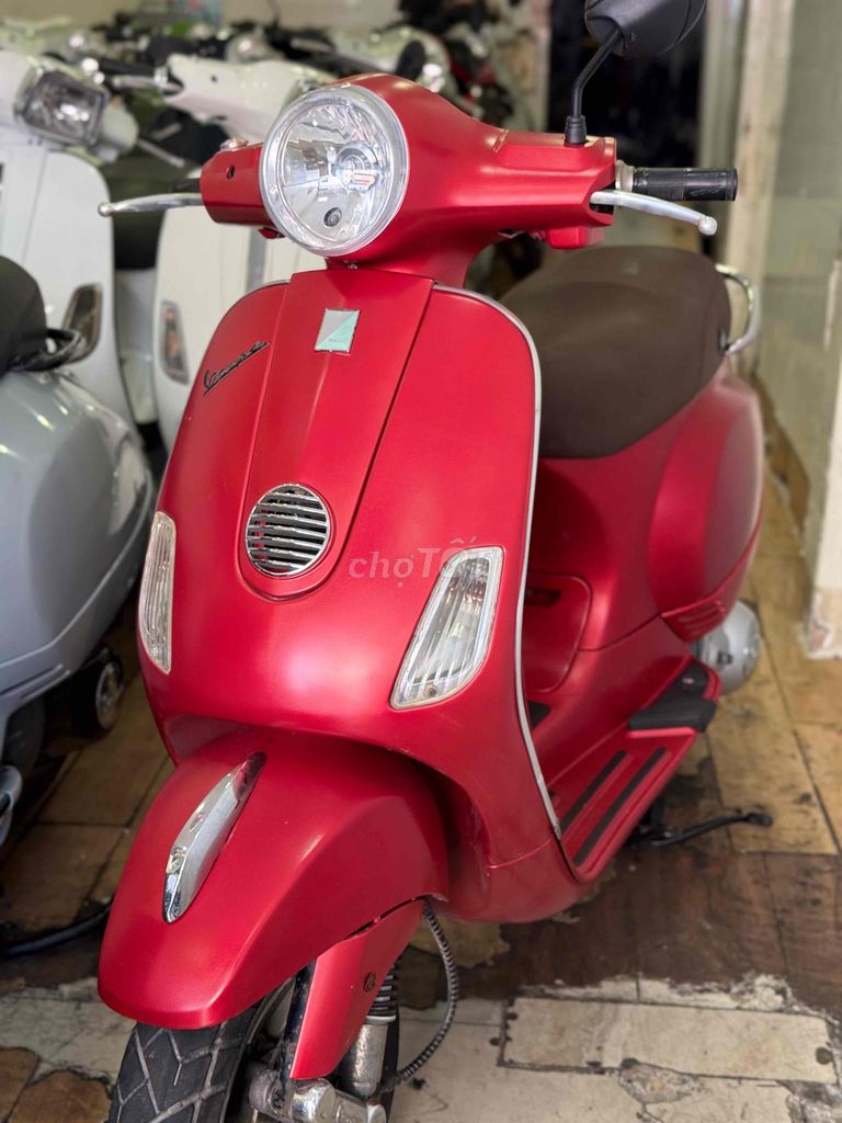 Piaggio Vespa LX125 2011 Матовый красный. Госномер Хошимина
