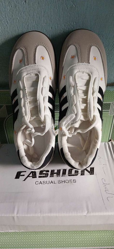 Giày thể thao unisex size 39 Trắng, Đen, Xám. Mua bán Giày dép tại Quận 4 Tp Hồ Chí Minh được đăng bởi Võ Thị Hồng Quân hình 1