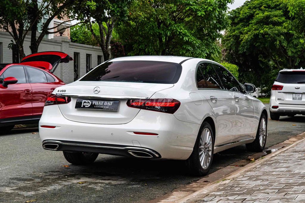Mercedes E200 Exclusive 2023 белый 18 000 миль