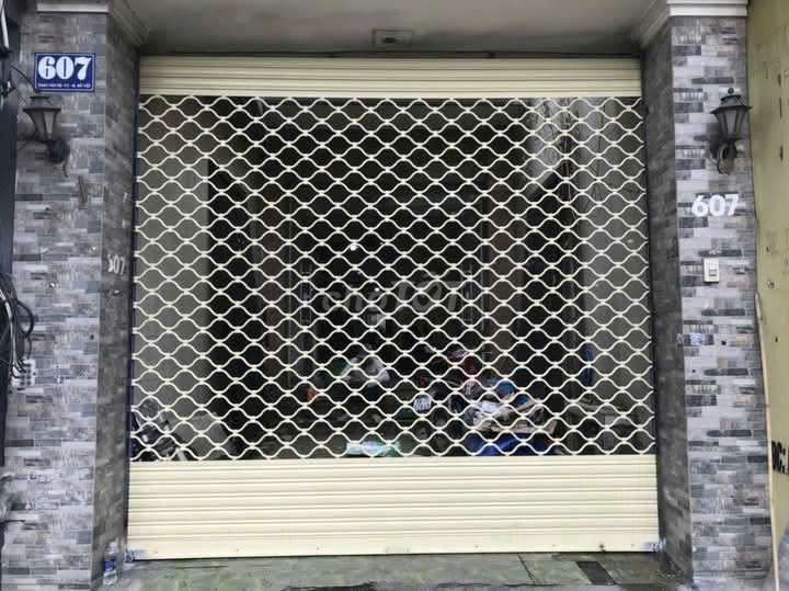 Cửa cuốn Kim loại màu Kem. Mua bán Nội thất, đồ gia dụng khác tại Huyện Châu Đức Bà Rịa - Vũng Tàu được đăng bởi Cửa cuốn giá rẻ hình 1