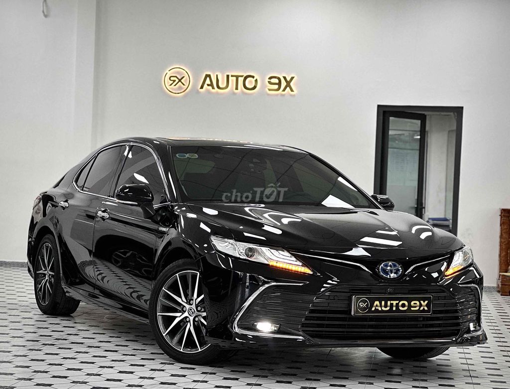 Toyota Camry 2.5 Hybrid 2024 Черный 20000 км