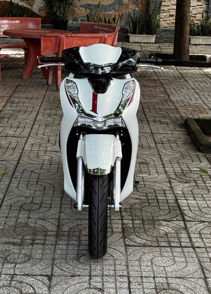 Honda SH 125i конец 2025 Белый черный б/у 1 хозяин