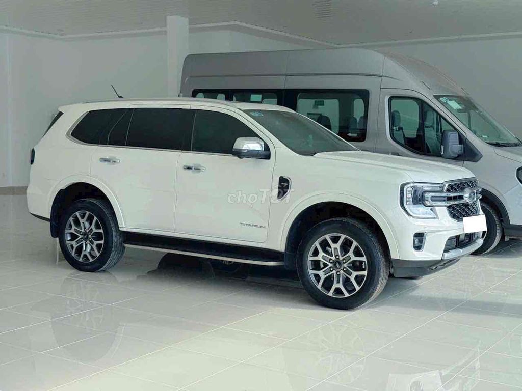 Ford Everest Titanium 4x2 2023. Còn bảo hành Hãng