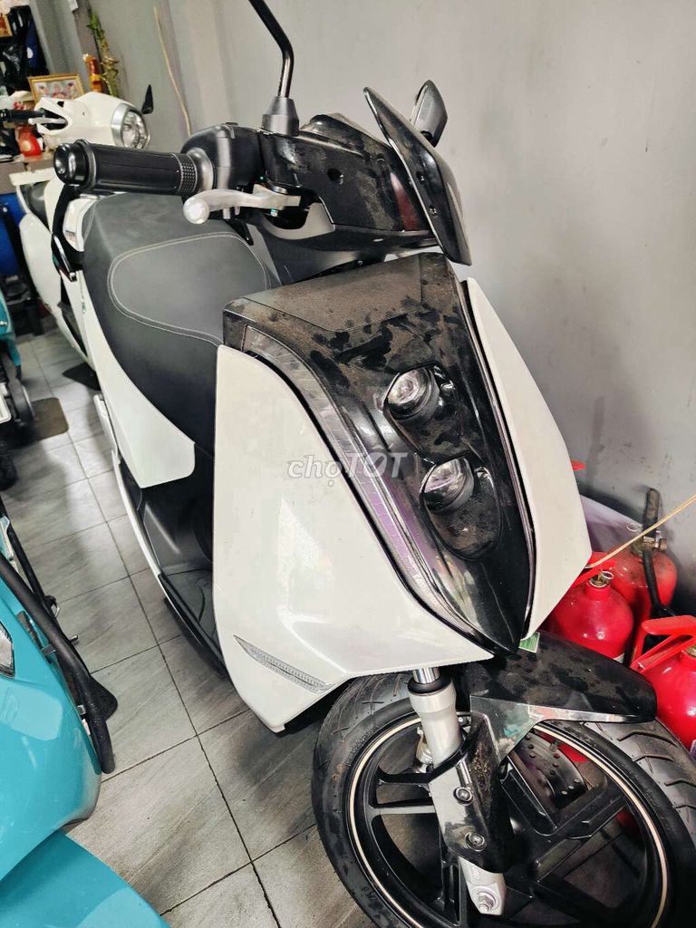 Белый электрический скутер VinFast Theon S 2025 130 км