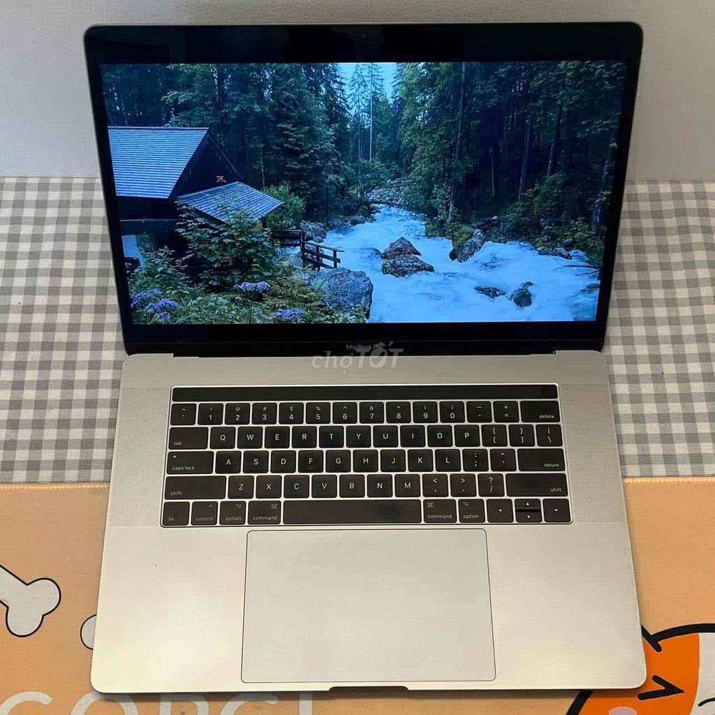 MACBOOK PRO 2017 15inh i7 Ram 16gb khung US