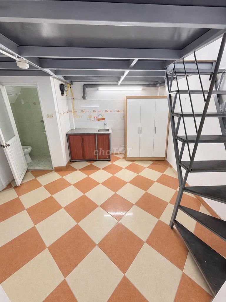 Номер в мансарде, 3,5 метра, переулок Куинь, пляж Май, Донг Да