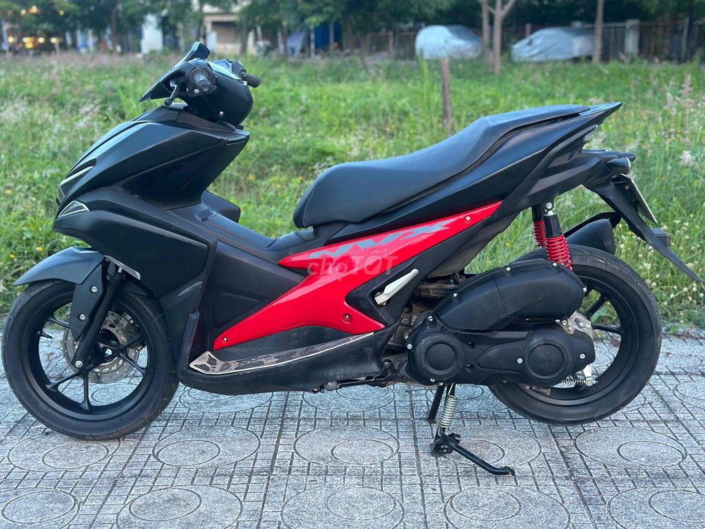 Yamaha NVX 125 куб. см 2017, черный, красный