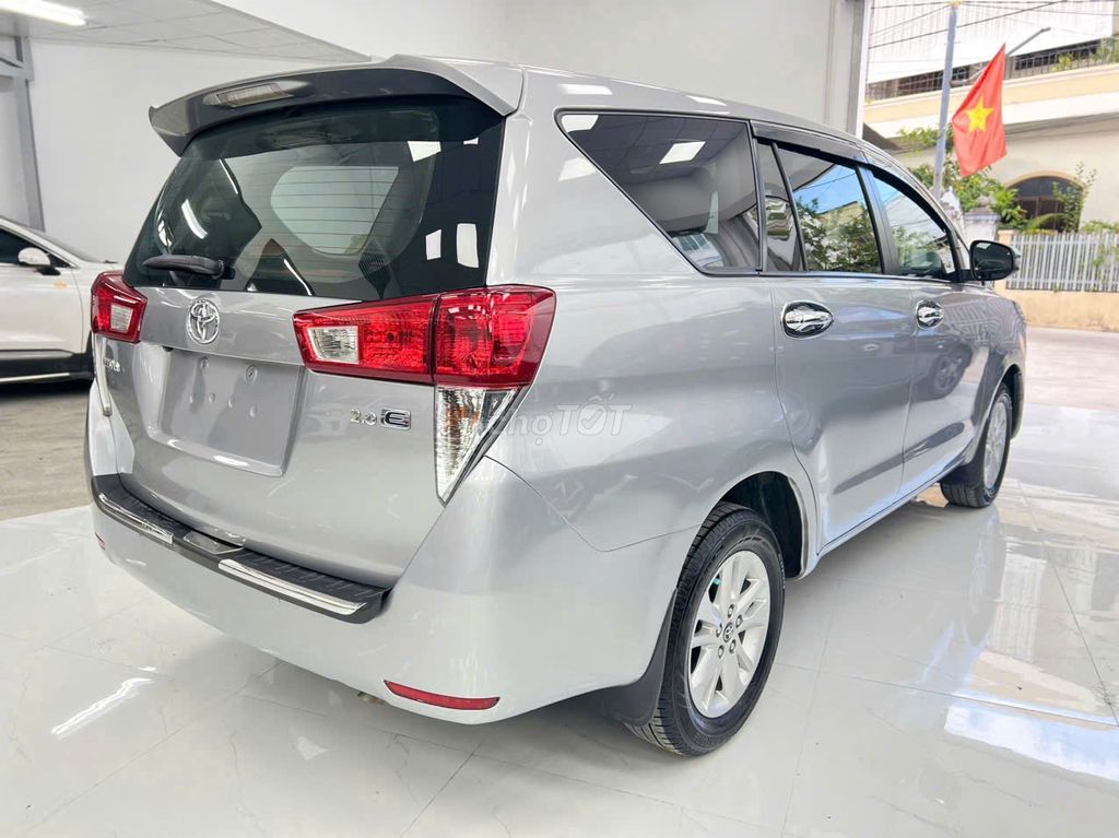 TOYOTA INNOVA 2.0E 2018 механика серебристая 7 мест