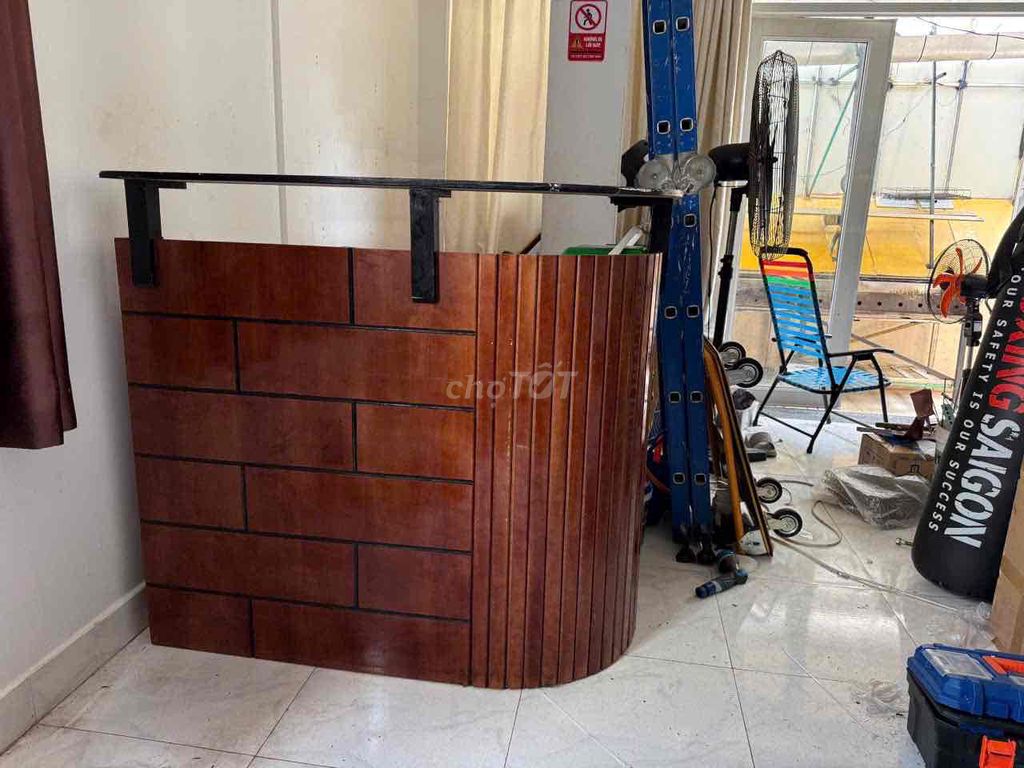 Quầy tiếp tân 1.2m x 0.8m còn sử dụng tốt