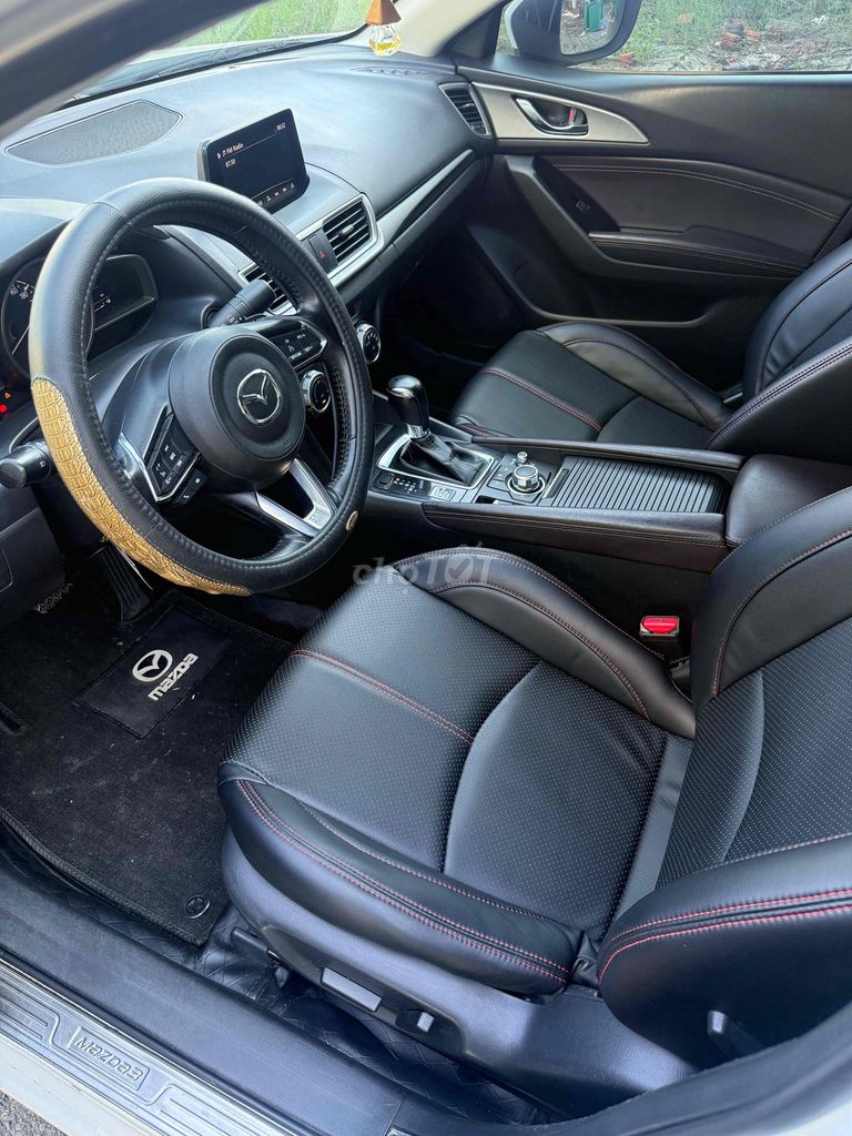 Мазда Мазда 3 2019 Белая автоматическая бензиновая
