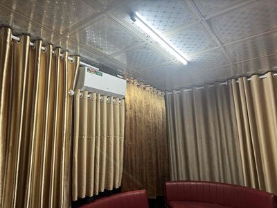 Phòng rộng 20m2 có cửa sổ sân phơi thoáng mát