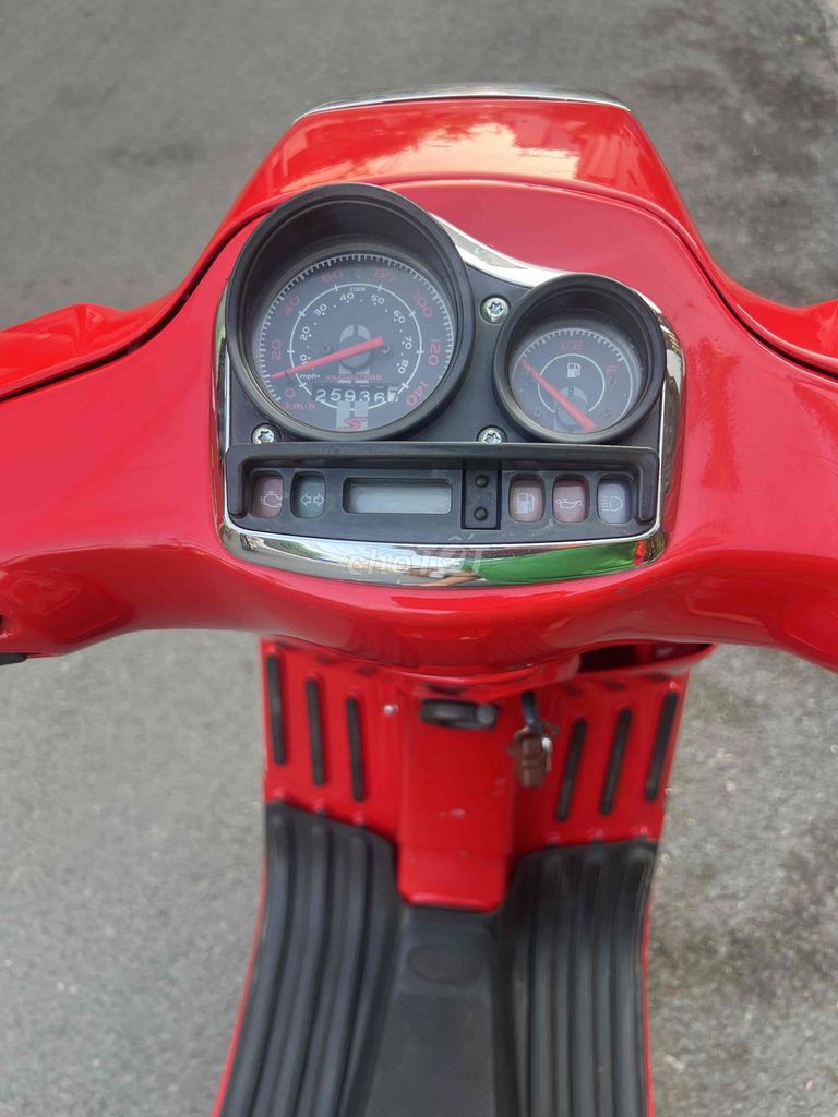 Автомобиль Piaggio Vespa 2011 Red Fi хороший и тихий, хорошая цена