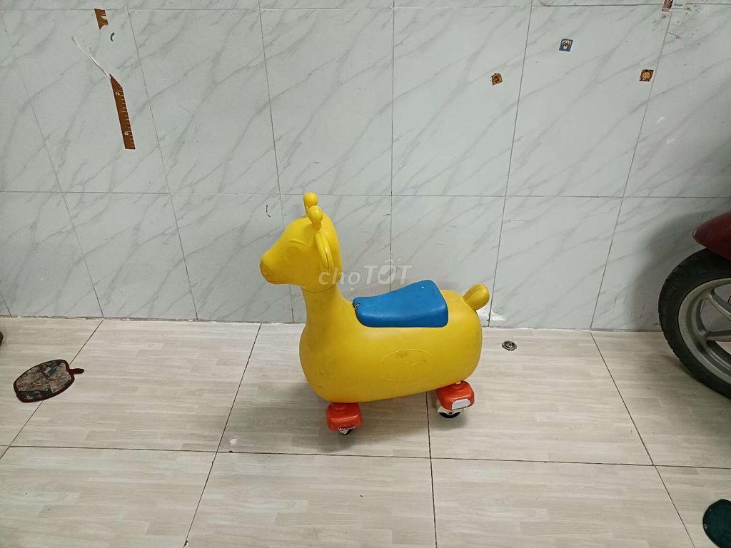 Xe chòi chân nhựa Vàng cho bé. Mua bán Mẹ và bé tại Thành phố Biên Hòa Đồng Nai được đăng bởi Lucky hình 1