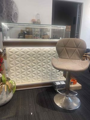 Thanh lý Quầy lễ Tân có kính, đèn Led Tặng ghế. Mua bán Đồ chuyên dụng, Giống nuôi trồng tại Quận 1 Tp Hồ Chí Minh được đăng bởi Kelvin