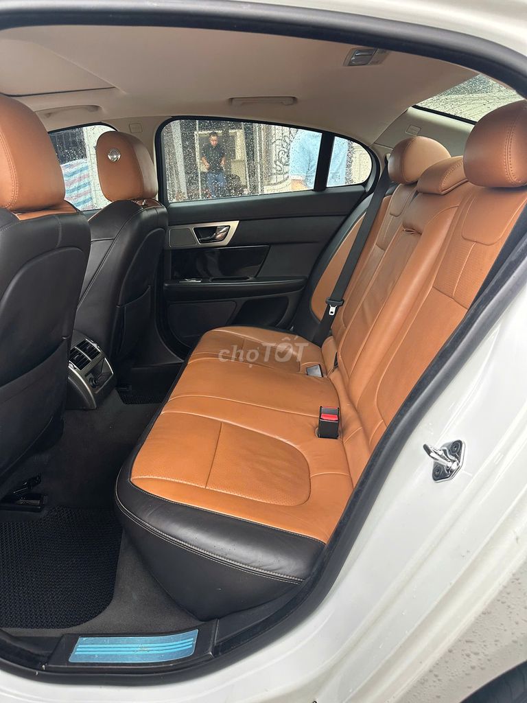 Ягуар XF 2.0 с турбонаддувом мощностью 240 л.с. 2014 г., белый